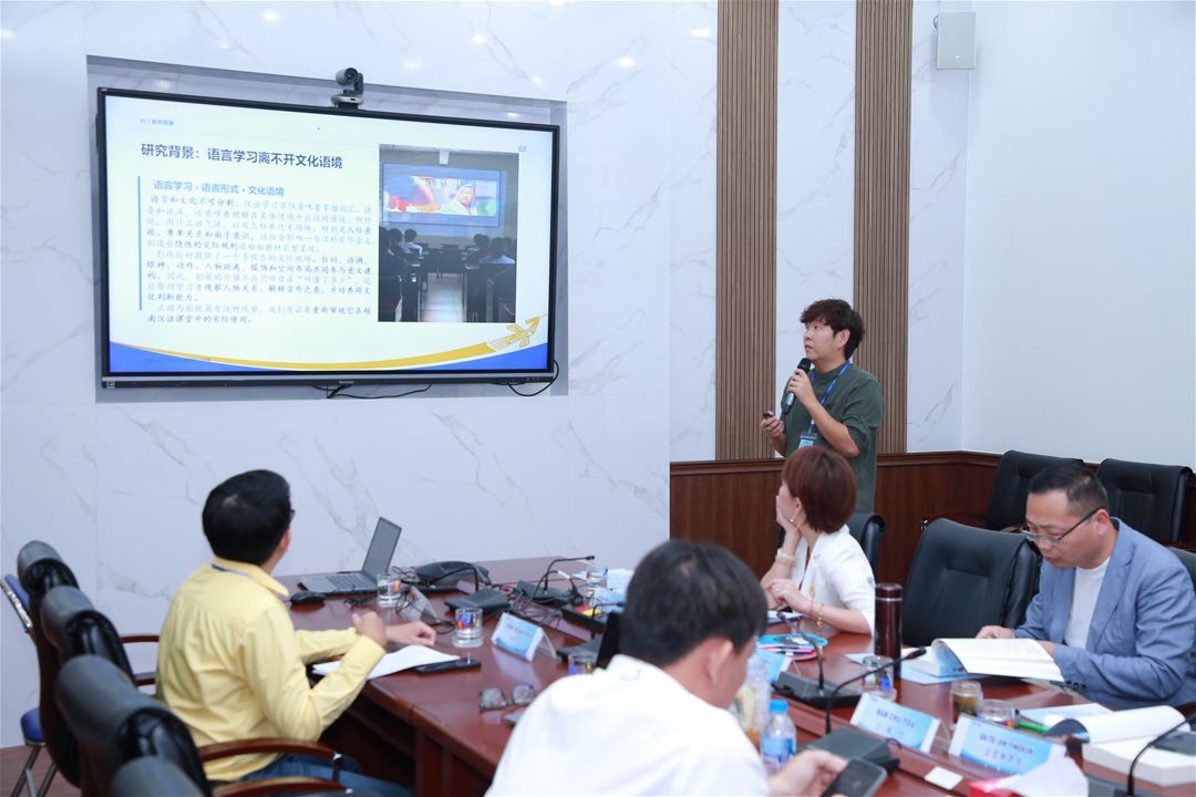 TS Nguyễn Thị Hoàng Oanh – Trưởng phòng Quan hệ Quốc tế LHU tham gia chủ trì tiểu ban báo cáo