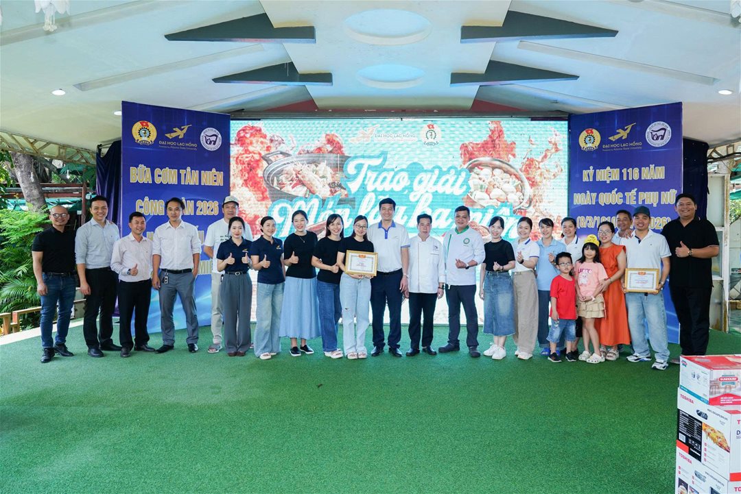 LHU tổ chức chuỗi hoạt động ý nghĩa chào mừng Ngày Quốc tế Phụ nữ 8/3, gắn kết Nhà giáo – Người lao động  Ngày 08/3/2026, Trường Đại học Lạc Hồng (LHU) đã tổ chức chuỗi hoạt động chào mừng 116 năm Ngày Quốc tế Phụ nữ (08/3/1910 – 08/3/2026) và chương trình “Bữa Cơm Tân niên Công đoàn” năm 2026 tại Hội quán Trấn Biên, dành cho đội ngũ Nhà giáo, Người lao động trong toàn trường. Chương trình được tổ chức nhằm tạo không gian giao lưu, gắn kết giữa các đơn vị trong toàn trường, đồng thời góp phần lan tỏa tinh thần đoàn kết, sẻ chia và xây dựng môi trường làm việc tích cực trong đại gia đình LHU. Hình 1 Điểm nhấn của chương trình là hội thi nấu ăn với chủ đề “Món lẩu ba miền”, thu hút sự tham gia của các công đoàn bộ phận trong toàn trường. Tại hội thi, các đội đã cùng nhau thể hiện sự khéo léo và sáng tạo trong chế biến những món lẩu đặc trưng của ẩm thực ba miền Bắc – Trung – Nam. Không chỉ chú trọng hương vị, các đội còn đầu tư công phu trong cách trình bày và thuyết trình ý tưởng món ăn, mang đến nhiều sắc màu ẩm thực phong phú và hấp dẫn. Không khí hội thi diễn ra sôi nổi với sự cổ vũ nhiệt tình của các cổ động viên, tạo nên một sân chơi giao lưu vui tươi, góp phần tăng cường sự gắn kết giữa các đơn vị trong nhà trường. Hình 2 Trong khuôn khổ chương trình, Ban tổ chức cũng đã trao giải cuộc thi ảnh “Duyên dáng áo dài LHU 2026”, nhằm tôn vinh vẻ đẹp duyên dáng, thanh lịch của nữ cán bộ, giảng viên và người lao động trong tà áo dài truyền thống. Những bức ảnh dự thi không chỉ ghi lại những khoảnh khắc đẹp của đội ngũ nữ Nhà giáo – Người lao động LHU mà còn lan tỏa hình ảnh người phụ nữ hiện đại, tự tin, năng động và đầy nhiệt huyết trong công việc. Cuộc thi đã nhận được sự hưởng ứng tích cực từ các đơn vị trong trường, góp phần lan tỏa giá trị văn hóa truyền thống và tôn vinh vẻ đẹp của người phụ nữ Việt Nam. Hình 3 Sau các hoạt động thi và trao giải, toàn thể Nhà giáo và Người lao động đã cùng tham gia chương trình “Bữa cơm Tân niên Công đoàn” trong không khí thân tình, ấm áp. Đây là dịp để các thành viên trong đại gia đình LHU cùng gặp gỡ, giao lưu, chia sẻ niềm vui đầu năm; qua đó tăng cường tinh thần đoàn kết, xây dựng môi trường làm việc tích cực và gắn bó trong toàn trường.  Chuỗi hoạt động chào mừng Ngày Quốc tế Phụ nữ 8/3 không chỉ thể hiện sự quan tâm của nhà trường đối với đội ngũ nữ Nhà giáo và Người lao động mà còn góp phần lan tỏa những giá trị tốt đẹp, xây dựng văn hóa đoàn kết và nhân văn trong cộng đồng LHU.