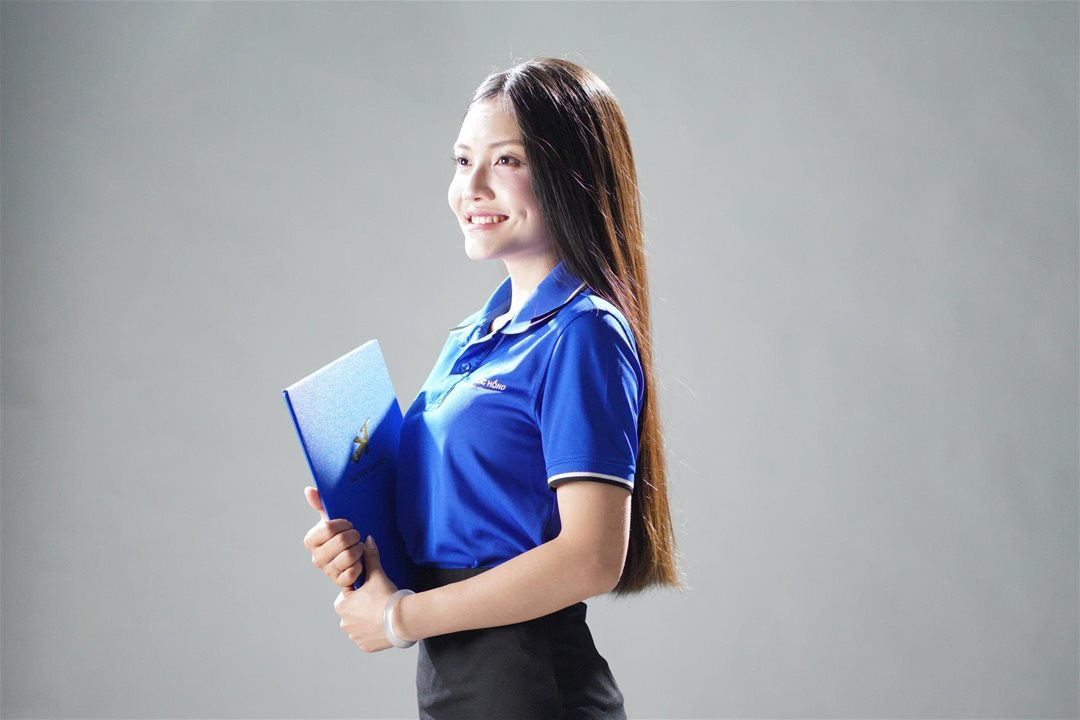 Vòng sơ tuyển Nét đẹp sinh viên Lạc Hồng 2026: 160 thí sinh, chỉ 46 người đi tiếp Dưới góc nhìn của một sân chơi sinh viên, vòng Sơ khảo của Nét đẹp Sinh viên Lạc Hồng 2026 không đơn thuần là bước “lọc hồ sơ”, mà đang dần hé lộ những gương mặt có khả năng định hình cục diện mùa giải. Khi hơn 160 thí sinh bước vào “Thử thách Studio”, điều đọng lại không chỉ là số lượng, mà là sự xuất hiện rõ nét của những cá nhân có chiến lược thể hiện bản thân. Điểm đáng chú ý của mùa giải năm nay nằm ở sự “đồng đều nhưng không hòa lẫn”. Nhiều thí sinh không chọn cách an toàn, mà chủ động xây dựng hình ảnh cá nhân ngay từ vòng đầu tiên. Từ ánh nhìn, cách kiểm soát biểu cảm đến lựa chọn trang phục ở cả 2 lượt thi: Chụp trang phục tự chọn (trắng/đen), Chụp đồng phục Khoa/Ngành - tất cả cho thấy sự chuẩn bị có chủ đích, thay vì chỉ là phản xạ trước ống kính. Ở góc độ chuyên môn, có thể nhận ra một nhóm thí sinh “mạnh” đang dần lộ diện. Họ không nhất thiết là những gương mặt hoàn hảo nhất về ngoại hình, nhưng lại sở hữu những yếu tố quan trọng hơn: khả năng làm chủ không gian, sự ổn định trong phong thái và đặc biệt là tư duy thể hiện bản thân. Trong một thử thách chỉ vỏn vẹn 5 phút, việc tạo ra dấu ấn đủ sâu để được nhớ đến đã trở thành thước đo rõ ràng cho bản lĩnh. Một thay đổi đáng ghi nhận là cách thí sinh tiếp cận cuộc thi. Nếu trước đây, nhiều bạn xem đây là sân chơi trải nghiệm, thì năm nay, không ít thí sinh bước vào với tâm thế của những “người chơi có chiến lược”. Họ hiểu mình cần gì, cần thể hiện điều gì và làm thế nào để khác biệt. Chính điều đó khiến vòng Sơ khảo không còn là bước đệm nhẹ nhàng, mà trở thành “vòng đấu trí” đầu tiên. Tuy nhiên, sự xuất hiện của những gương mặt nổi bật cũng đồng nghĩa với việc cuộc cạnh tranh trở nên khốc liệt hơn. Khi khoảng cách giữa các thí sinh ngày càng thu hẹp, yếu tố quyết định không còn nằm ở vẻ ngoài, mà ở khả năng duy trì phong độ và phát triển qua từng vòng thi. Sơ khảo khép lại, nhưng đồng thời mở ra một bức tranh rõ nét hơn về hành trình phía trước. Những thí sinh “mạnh” đã bắt đầu được gọi tên - không phải bằng danh hiệu, mà bằng cách họ khiến người khác phải nhớ. Và trong một cuộc thi mà dấu ấn cá nhân là “tấm vé đi tiếp”, thì việc được nhớ đến… chính là lợi thế đầu tiên.Top 46 Nét đẹp Sinh viên Lạc Hồng 2026 sẽ chính thức được công bố vào 19:00 ngày 31/03/2026 trên Fanpage Lac Hong University. Một số hình ảnh: