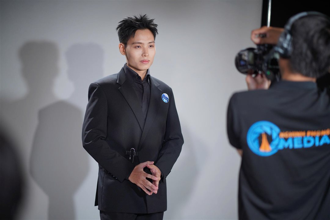 Vòng sơ tuyển Nét đẹp sinh viên Lạc Hồng 2026: 160 thí sinh, chỉ 46 người đi tiếp Dưới góc nhìn của một sân chơi sinh viên, vòng Sơ khảo của Nét đẹp Sinh viên Lạc Hồng 2026 không đơn thuần là bước “lọc hồ sơ”, mà đang dần hé lộ những gương mặt có khả năng định hình cục diện mùa giải. Khi hơn 160 thí sinh bước vào “Thử thách Studio”, điều đọng lại không chỉ là số lượng, mà là sự xuất hiện rõ nét của những cá nhân có chiến lược thể hiện bản thân. Điểm đáng chú ý của mùa giải năm nay nằm ở sự “đồng đều nhưng không hòa lẫn”. Nhiều thí sinh không chọn cách an toàn, mà chủ động xây dựng hình ảnh cá nhân ngay từ vòng đầu tiên. Từ ánh nhìn, cách kiểm soát biểu cảm đến lựa chọn trang phục ở cả 2 lượt thi: Chụp trang phục tự chọn (trắng/đen), Chụp đồng phục Khoa/Ngành - tất cả cho thấy sự chuẩn bị có chủ đích, thay vì chỉ là phản xạ trước ống kính. Ở góc độ chuyên môn, có thể nhận ra một nhóm thí sinh “mạnh” đang dần lộ diện. Họ không nhất thiết là những gương mặt hoàn hảo nhất về ngoại hình, nhưng lại sở hữu những yếu tố quan trọng hơn: khả năng làm chủ không gian, sự ổn định trong phong thái và đặc biệt là tư duy thể hiện bản thân. Trong một thử thách chỉ vỏn vẹn 5 phút, việc tạo ra dấu ấn đủ sâu để được nhớ đến đã trở thành thước đo rõ ràng cho bản lĩnh. Một thay đổi đáng ghi nhận là cách thí sinh tiếp cận cuộc thi. Nếu trước đây, nhiều bạn xem đây là sân chơi trải nghiệm, thì năm nay, không ít thí sinh bước vào với tâm thế của những “người chơi có chiến lược”. Họ hiểu mình cần gì, cần thể hiện điều gì và làm thế nào để khác biệt. Chính điều đó khiến vòng Sơ khảo không còn là bước đệm nhẹ nhàng, mà trở thành “vòng đấu trí” đầu tiên. Tuy nhiên, sự xuất hiện của những gương mặt nổi bật cũng đồng nghĩa với việc cuộc cạnh tranh trở nên khốc liệt hơn. Khi khoảng cách giữa các thí sinh ngày càng thu hẹp, yếu tố quyết định không còn nằm ở vẻ ngoài, mà ở khả năng duy trì phong độ và phát triển qua từng vòng thi. Sơ khảo khép lại, nhưng đồng thời mở ra một bức tranh rõ nét hơn về hành trình phía trước. Những thí sinh “mạnh” đã bắt đầu được gọi tên - không phải bằng danh hiệu, mà bằng cách họ khiến người khác phải nhớ. Và trong một cuộc thi mà dấu ấn cá nhân là “tấm vé đi tiếp”, thì việc được nhớ đến… chính là lợi thế đầu tiên.Top 46 Nét đẹp Sinh viên Lạc Hồng 2026 sẽ chính thức được công bố vào 19:00 ngày 31/03/2026 trên Fanpage Lac Hong University. Một số hình ảnh: