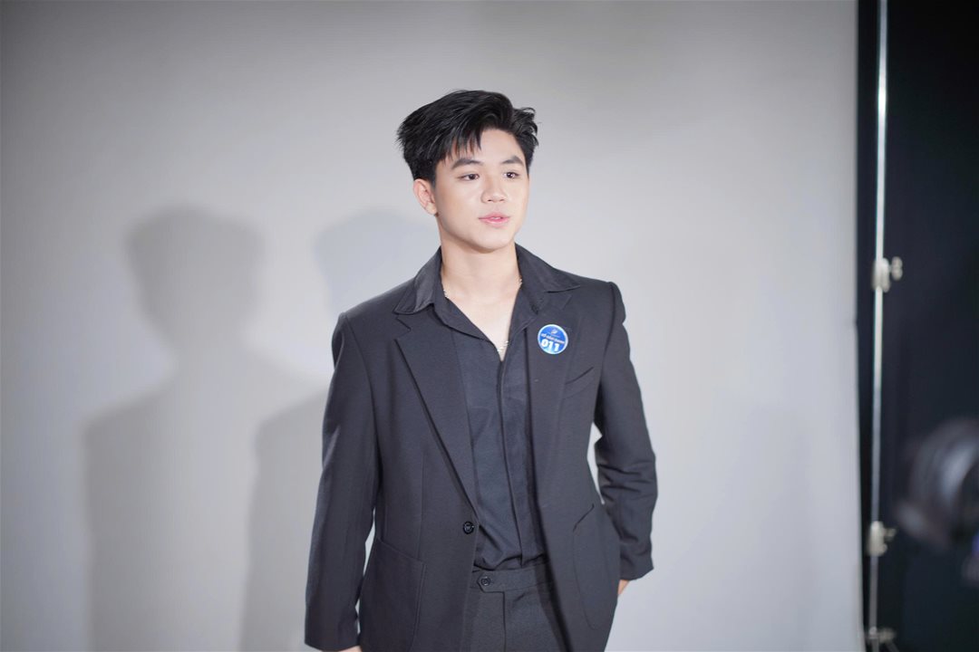 Vòng sơ tuyển Nét đẹp sinh viên Lạc Hồng 2026: 160 thí sinh, chỉ 46 người đi tiếp Dưới góc nhìn của một sân chơi sinh viên, vòng Sơ khảo của Nét đẹp Sinh viên Lạc Hồng 2026 không đơn thuần là bước “lọc hồ sơ”, mà đang dần hé lộ những gương mặt có khả năng định hình cục diện mùa giải. Khi hơn 160 thí sinh bước vào “Thử thách Studio”, điều đọng lại không chỉ là số lượng, mà là sự xuất hiện rõ nét của những cá nhân có chiến lược thể hiện bản thân. Điểm đáng chú ý của mùa giải năm nay nằm ở sự “đồng đều nhưng không hòa lẫn”. Nhiều thí sinh không chọn cách an toàn, mà chủ động xây dựng hình ảnh cá nhân ngay từ vòng đầu tiên. Từ ánh nhìn, cách kiểm soát biểu cảm đến lựa chọn trang phục ở cả 2 lượt thi: Chụp trang phục tự chọn (trắng/đen), Chụp đồng phục Khoa/Ngành - tất cả cho thấy sự chuẩn bị có chủ đích, thay vì chỉ là phản xạ trước ống kính. Ở góc độ chuyên môn, có thể nhận ra một nhóm thí sinh “mạnh” đang dần lộ diện. Họ không nhất thiết là những gương mặt hoàn hảo nhất về ngoại hình, nhưng lại sở hữu những yếu tố quan trọng hơn: khả năng làm chủ không gian, sự ổn định trong phong thái và đặc biệt là tư duy thể hiện bản thân. Trong một thử thách chỉ vỏn vẹn 5 phút, việc tạo ra dấu ấn đủ sâu để được nhớ đến đã trở thành thước đo rõ ràng cho bản lĩnh. Một thay đổi đáng ghi nhận là cách thí sinh tiếp cận cuộc thi. Nếu trước đây, nhiều bạn xem đây là sân chơi trải nghiệm, thì năm nay, không ít thí sinh bước vào với tâm thế của những “người chơi có chiến lược”. Họ hiểu mình cần gì, cần thể hiện điều gì và làm thế nào để khác biệt. Chính điều đó khiến vòng Sơ khảo không còn là bước đệm nhẹ nhàng, mà trở thành “vòng đấu trí” đầu tiên. Tuy nhiên, sự xuất hiện của những gương mặt nổi bật cũng đồng nghĩa với việc cuộc cạnh tranh trở nên khốc liệt hơn. Khi khoảng cách giữa các thí sinh ngày càng thu hẹp, yếu tố quyết định không còn nằm ở vẻ ngoài, mà ở khả năng duy trì phong độ và phát triển qua từng vòng thi. Sơ khảo khép lại, nhưng đồng thời mở ra một bức tranh rõ nét hơn về hành trình phía trước. Những thí sinh “mạnh” đã bắt đầu được gọi tên - không phải bằng danh hiệu, mà bằng cách họ khiến người khác phải nhớ. Và trong một cuộc thi mà dấu ấn cá nhân là “tấm vé đi tiếp”, thì việc được nhớ đến… chính là lợi thế đầu tiên.Top 46 Nét đẹp Sinh viên Lạc Hồng 2026 sẽ chính thức được công bố vào 19:00 ngày 31/03/2026 trên Fanpage Lac Hong University. Một số hình ảnh: