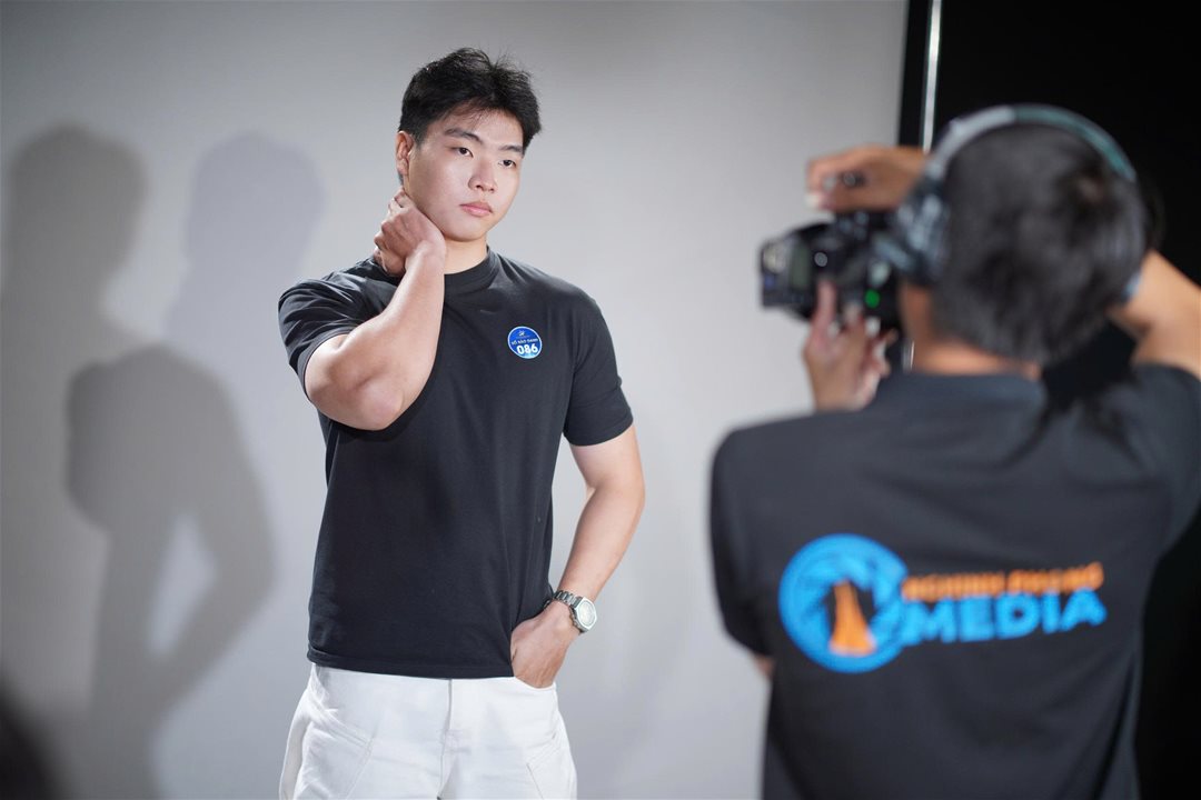 Vòng sơ tuyển Nét đẹp sinh viên Lạc Hồng 2026: 160 thí sinh, chỉ 46 người đi tiếp Dưới góc nhìn của một sân chơi sinh viên, vòng Sơ khảo của Nét đẹp Sinh viên Lạc Hồng 2026 không đơn thuần là bước “lọc hồ sơ”, mà đang dần hé lộ những gương mặt có khả năng định hình cục diện mùa giải. Khi hơn 160 thí sinh bước vào “Thử thách Studio”, điều đọng lại không chỉ là số lượng, mà là sự xuất hiện rõ nét của những cá nhân có chiến lược thể hiện bản thân. Điểm đáng chú ý của mùa giải năm nay nằm ở sự “đồng đều nhưng không hòa lẫn”. Nhiều thí sinh không chọn cách an toàn, mà chủ động xây dựng hình ảnh cá nhân ngay từ vòng đầu tiên. Từ ánh nhìn, cách kiểm soát biểu cảm đến lựa chọn trang phục ở cả 2 lượt thi: Chụp trang phục tự chọn (trắng/đen), Chụp đồng phục Khoa/Ngành - tất cả cho thấy sự chuẩn bị có chủ đích, thay vì chỉ là phản xạ trước ống kính. Ở góc độ chuyên môn, có thể nhận ra một nhóm thí sinh “mạnh” đang dần lộ diện. Họ không nhất thiết là những gương mặt hoàn hảo nhất về ngoại hình, nhưng lại sở hữu những yếu tố quan trọng hơn: khả năng làm chủ không gian, sự ổn định trong phong thái và đặc biệt là tư duy thể hiện bản thân. Trong một thử thách chỉ vỏn vẹn 5 phút, việc tạo ra dấu ấn đủ sâu để được nhớ đến đã trở thành thước đo rõ ràng cho bản lĩnh. Một thay đổi đáng ghi nhận là cách thí sinh tiếp cận cuộc thi. Nếu trước đây, nhiều bạn xem đây là sân chơi trải nghiệm, thì năm nay, không ít thí sinh bước vào với tâm thế của những “người chơi có chiến lược”. Họ hiểu mình cần gì, cần thể hiện điều gì và làm thế nào để khác biệt. Chính điều đó khiến vòng Sơ khảo không còn là bước đệm nhẹ nhàng, mà trở thành “vòng đấu trí” đầu tiên. Tuy nhiên, sự xuất hiện của những gương mặt nổi bật cũng đồng nghĩa với việc cuộc cạnh tranh trở nên khốc liệt hơn. Khi khoảng cách giữa các thí sinh ngày càng thu hẹp, yếu tố quyết định không còn nằm ở vẻ ngoài, mà ở khả năng duy trì phong độ và phát triển qua từng vòng thi. Sơ khảo khép lại, nhưng đồng thời mở ra một bức tranh rõ nét hơn về hành trình phía trước. Những thí sinh “mạnh” đã bắt đầu được gọi tên - không phải bằng danh hiệu, mà bằng cách họ khiến người khác phải nhớ. Và trong một cuộc thi mà dấu ấn cá nhân là “tấm vé đi tiếp”, thì việc được nhớ đến… chính là lợi thế đầu tiên.Top 46 Nét đẹp Sinh viên Lạc Hồng 2026 sẽ chính thức được công bố vào 19:00 ngày 31/03/2026 trên Fanpage Lac Hong University. Một số hình ảnh: