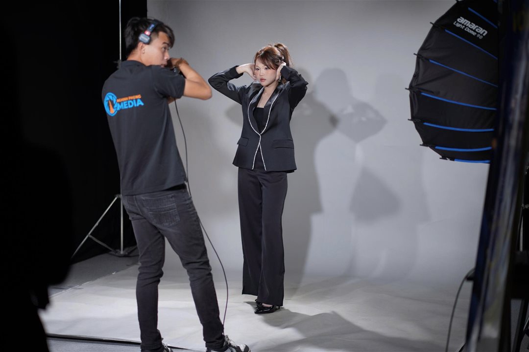 Vòng sơ tuyển Nét đẹp sinh viên Lạc Hồng 2026: 160 thí sinh, chỉ 46 người đi tiếp Dưới góc nhìn của một sân chơi sinh viên, vòng Sơ khảo của Nét đẹp Sinh viên Lạc Hồng 2026 không đơn thuần là bước “lọc hồ sơ”, mà đang dần hé lộ những gương mặt có khả năng định hình cục diện mùa giải. Khi hơn 160 thí sinh bước vào “Thử thách Studio”, điều đọng lại không chỉ là số lượng, mà là sự xuất hiện rõ nét của những cá nhân có chiến lược thể hiện bản thân. Điểm đáng chú ý của mùa giải năm nay nằm ở sự “đồng đều nhưng không hòa lẫn”. Nhiều thí sinh không chọn cách an toàn, mà chủ động xây dựng hình ảnh cá nhân ngay từ vòng đầu tiên. Từ ánh nhìn, cách kiểm soát biểu cảm đến lựa chọn trang phục ở cả 2 lượt thi: Chụp trang phục tự chọn (trắng/đen), Chụp đồng phục Khoa/Ngành - tất cả cho thấy sự chuẩn bị có chủ đích, thay vì chỉ là phản xạ trước ống kính. Ở góc độ chuyên môn, có thể nhận ra một nhóm thí sinh “mạnh” đang dần lộ diện. Họ không nhất thiết là những gương mặt hoàn hảo nhất về ngoại hình, nhưng lại sở hữu những yếu tố quan trọng hơn: khả năng làm chủ không gian, sự ổn định trong phong thái và đặc biệt là tư duy thể hiện bản thân. Trong một thử thách chỉ vỏn vẹn 5 phút, việc tạo ra dấu ấn đủ sâu để được nhớ đến đã trở thành thước đo rõ ràng cho bản lĩnh. Một thay đổi đáng ghi nhận là cách thí sinh tiếp cận cuộc thi. Nếu trước đây, nhiều bạn xem đây là sân chơi trải nghiệm, thì năm nay, không ít thí sinh bước vào với tâm thế của những “người chơi có chiến lược”. Họ hiểu mình cần gì, cần thể hiện điều gì và làm thế nào để khác biệt. Chính điều đó khiến vòng Sơ khảo không còn là bước đệm nhẹ nhàng, mà trở thành “vòng đấu trí” đầu tiên. Tuy nhiên, sự xuất hiện của những gương mặt nổi bật cũng đồng nghĩa với việc cuộc cạnh tranh trở nên khốc liệt hơn. Khi khoảng cách giữa các thí sinh ngày càng thu hẹp, yếu tố quyết định không còn nằm ở vẻ ngoài, mà ở khả năng duy trì phong độ và phát triển qua từng vòng thi. Sơ khảo khép lại, nhưng đồng thời mở ra một bức tranh rõ nét hơn về hành trình phía trước. Những thí sinh “mạnh” đã bắt đầu được gọi tên - không phải bằng danh hiệu, mà bằng cách họ khiến người khác phải nhớ. Và trong một cuộc thi mà dấu ấn cá nhân là “tấm vé đi tiếp”, thì việc được nhớ đến… chính là lợi thế đầu tiên.Top 46 Nét đẹp Sinh viên Lạc Hồng 2026 sẽ chính thức được công bố vào 19:00 ngày 31/03/2026 trên Fanpage Lac Hong University. Một số hình ảnh: