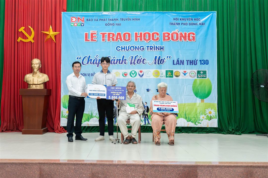 Trường Đại học Lạc Hồng đồng hành cùng học sinh vượt khó, tiếp sức ước mơ đại học