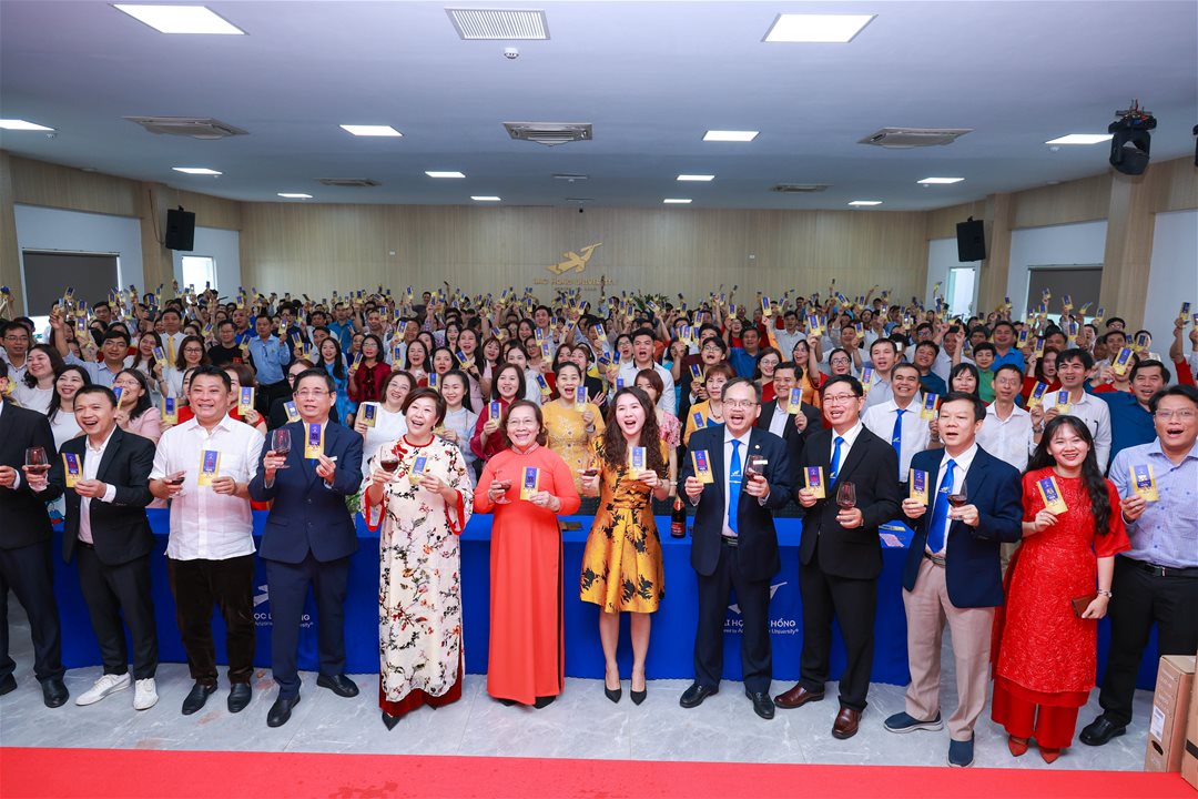 Tập thể sư phạm trường Đại học Lạc Hồng.