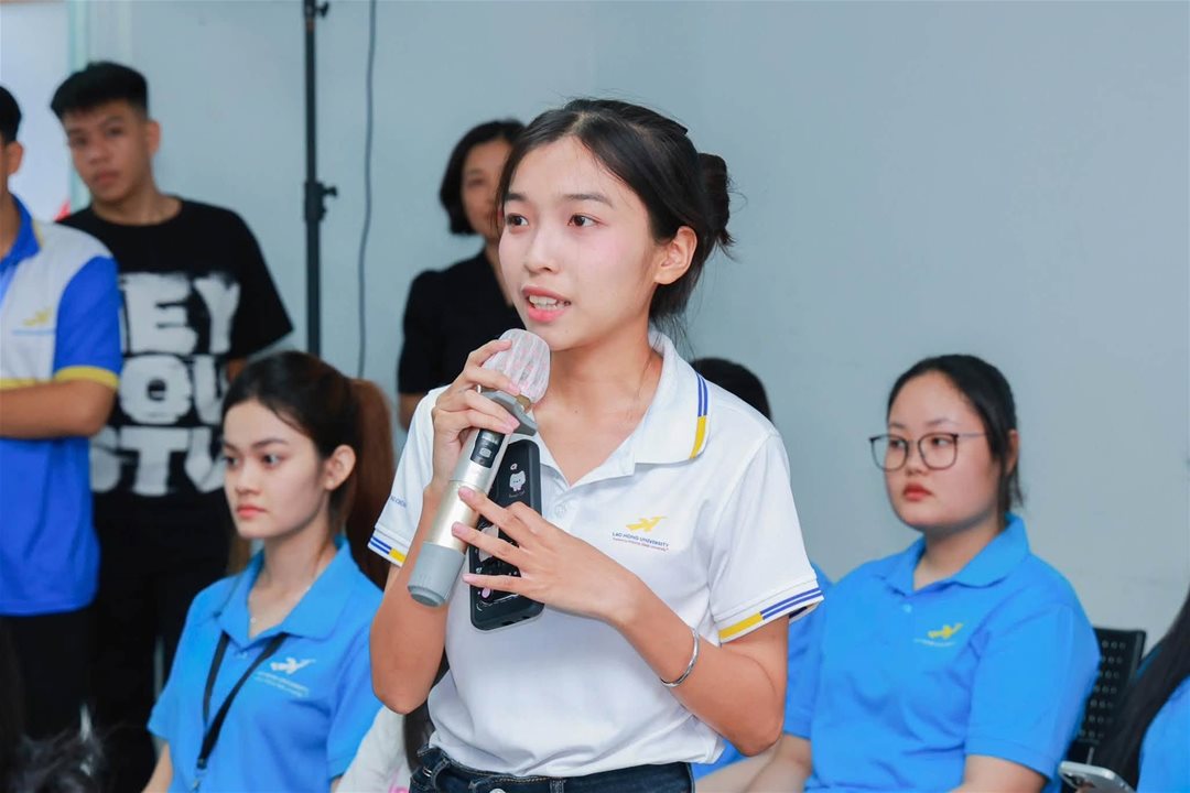 Sinh viên ngành Quan hệ Công chúng giao lưu cùng lãnh đạo Báo Tuổi Trẻ.